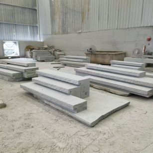 钦州 整石台阶（大面火烧+侧面自然面），出货前厂内拼装