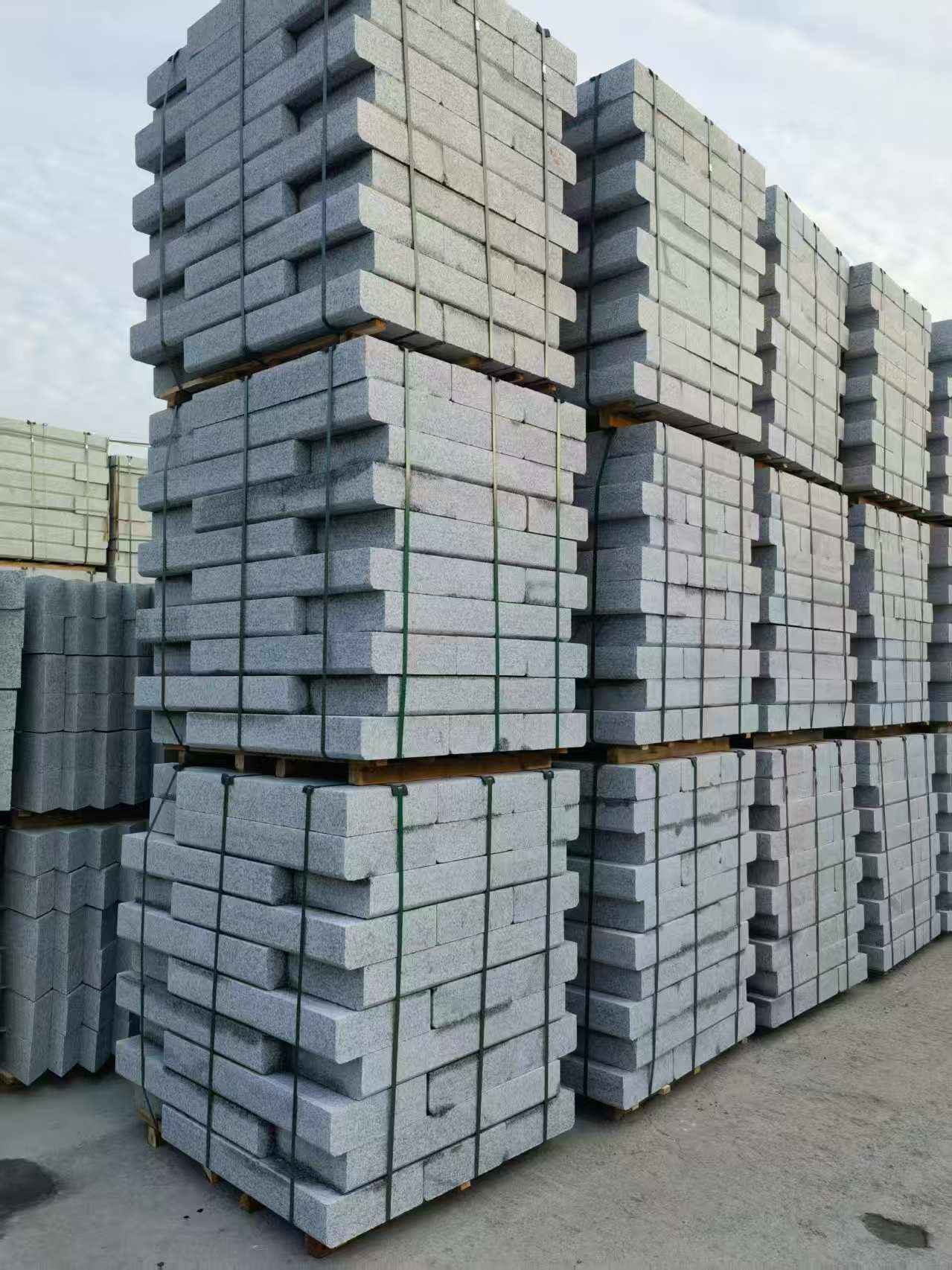 钦州 路沿石（路侧石），颜色一致，尺寸标准