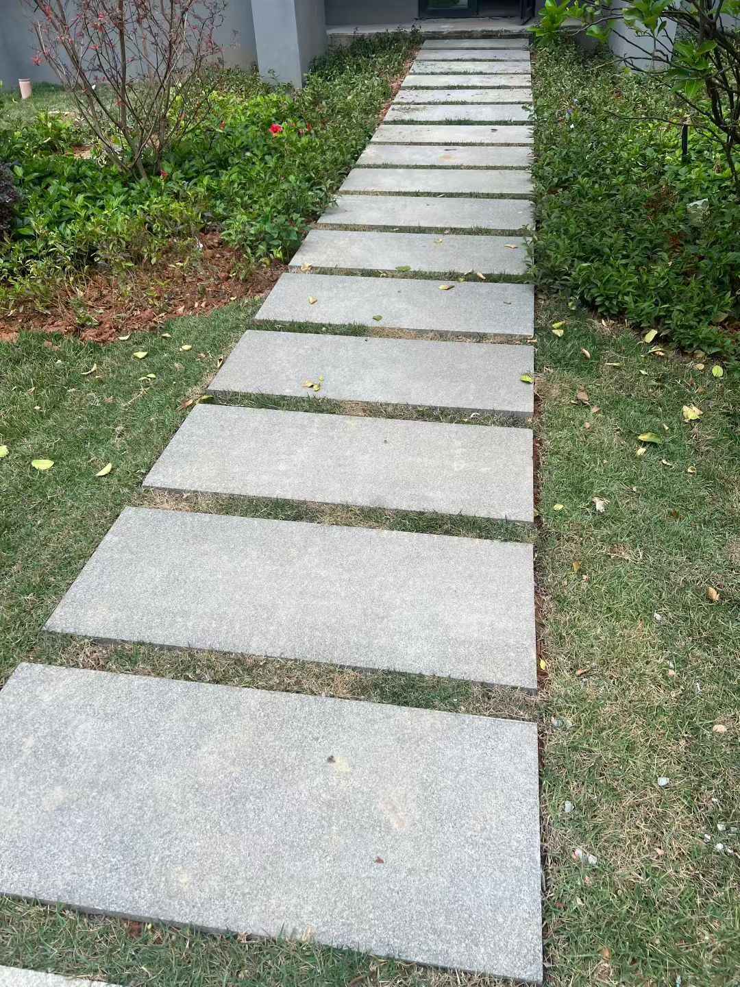 钦州 芝麻黑小区踏步、汀步石铺装效果