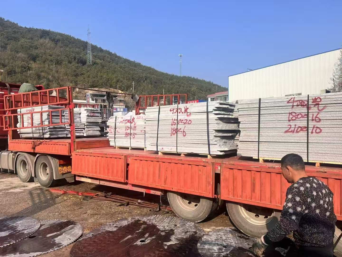 钦州 芝麻灰花岗岩光面毛板出货日常