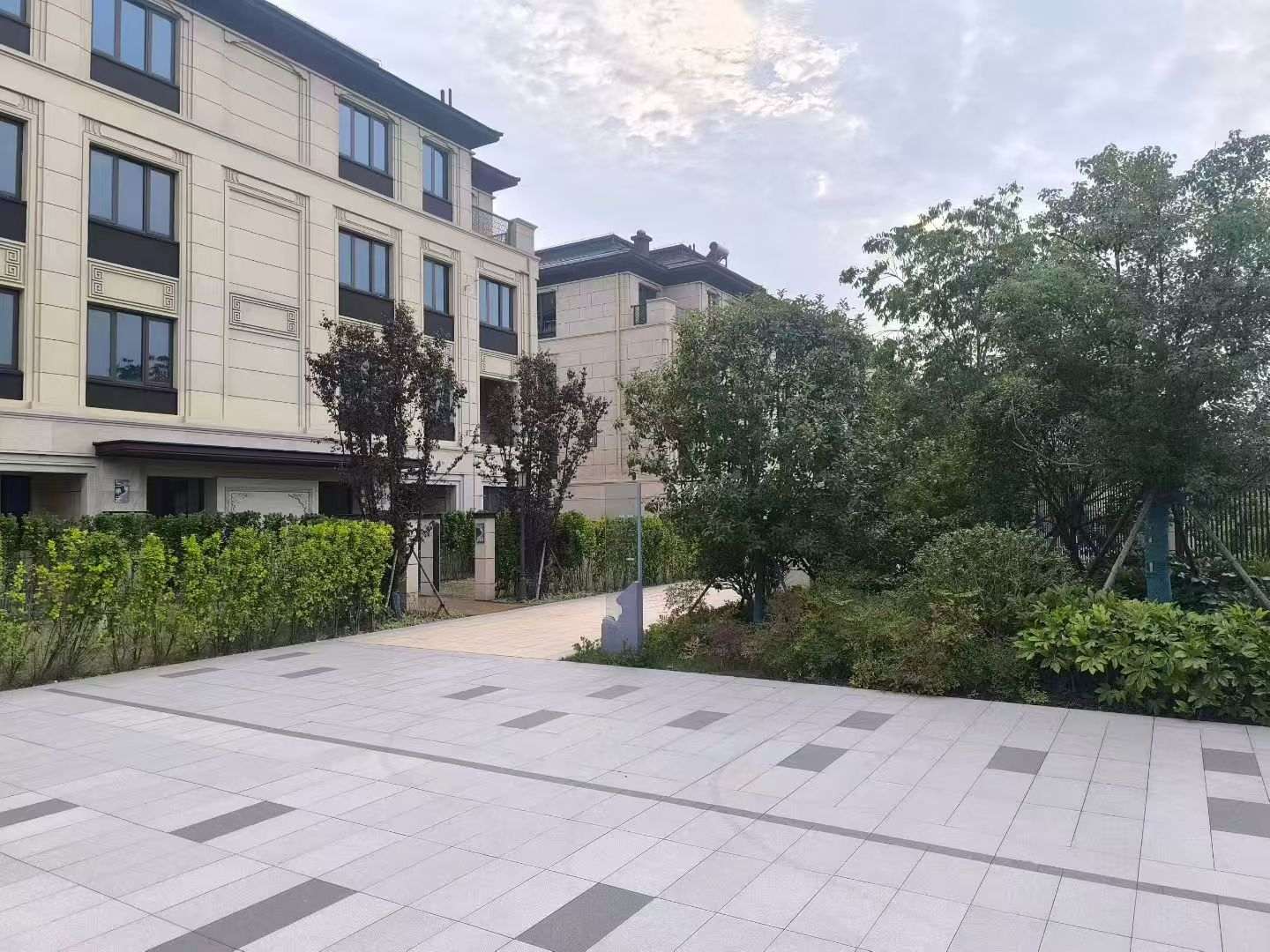 钦州 芝麻白与芝麻白搭配铺装，尺寸1200*600